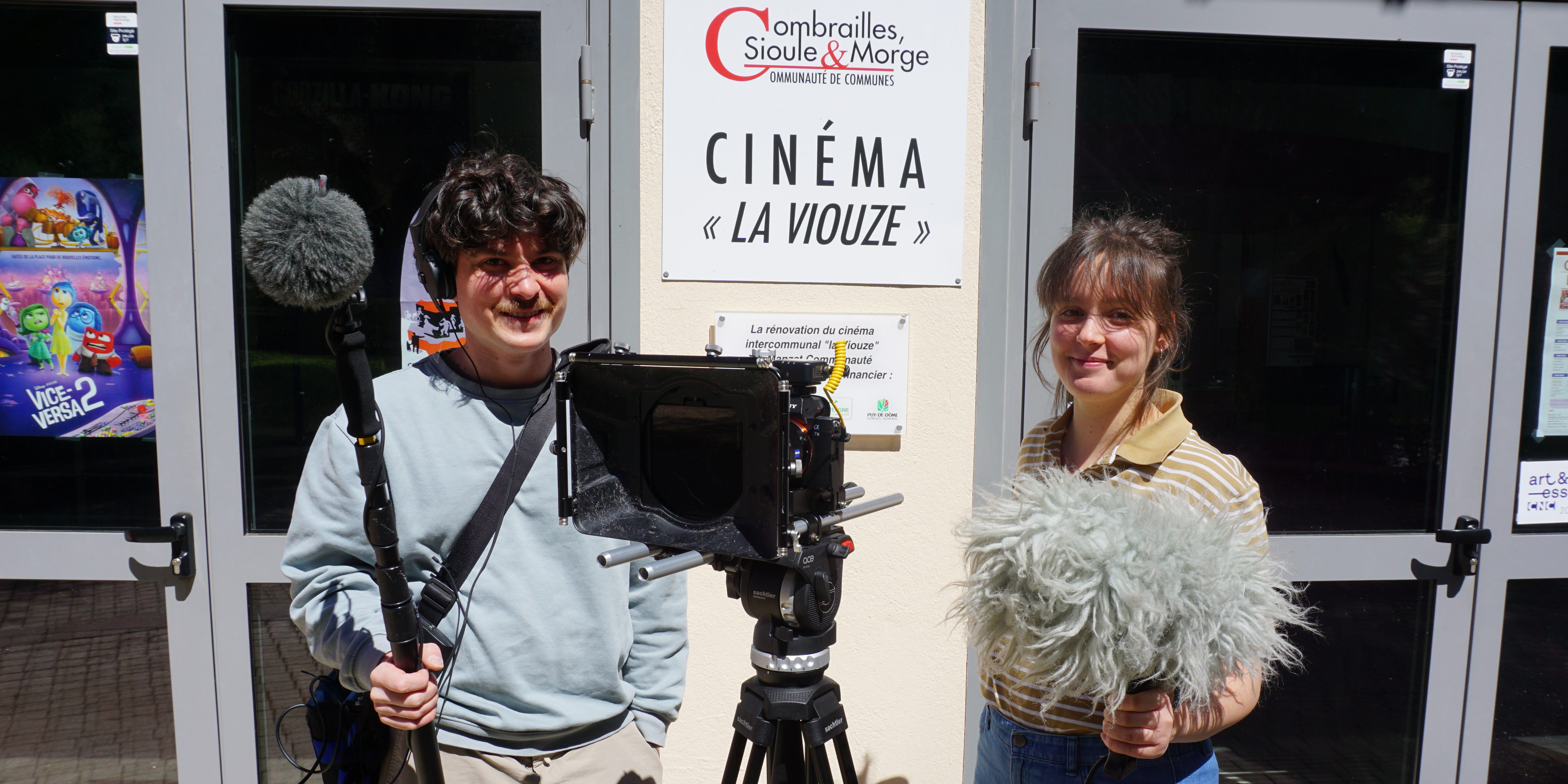 Deux étudiants de l’ESRA Bruxelles en tournage au cinéma La Viouze