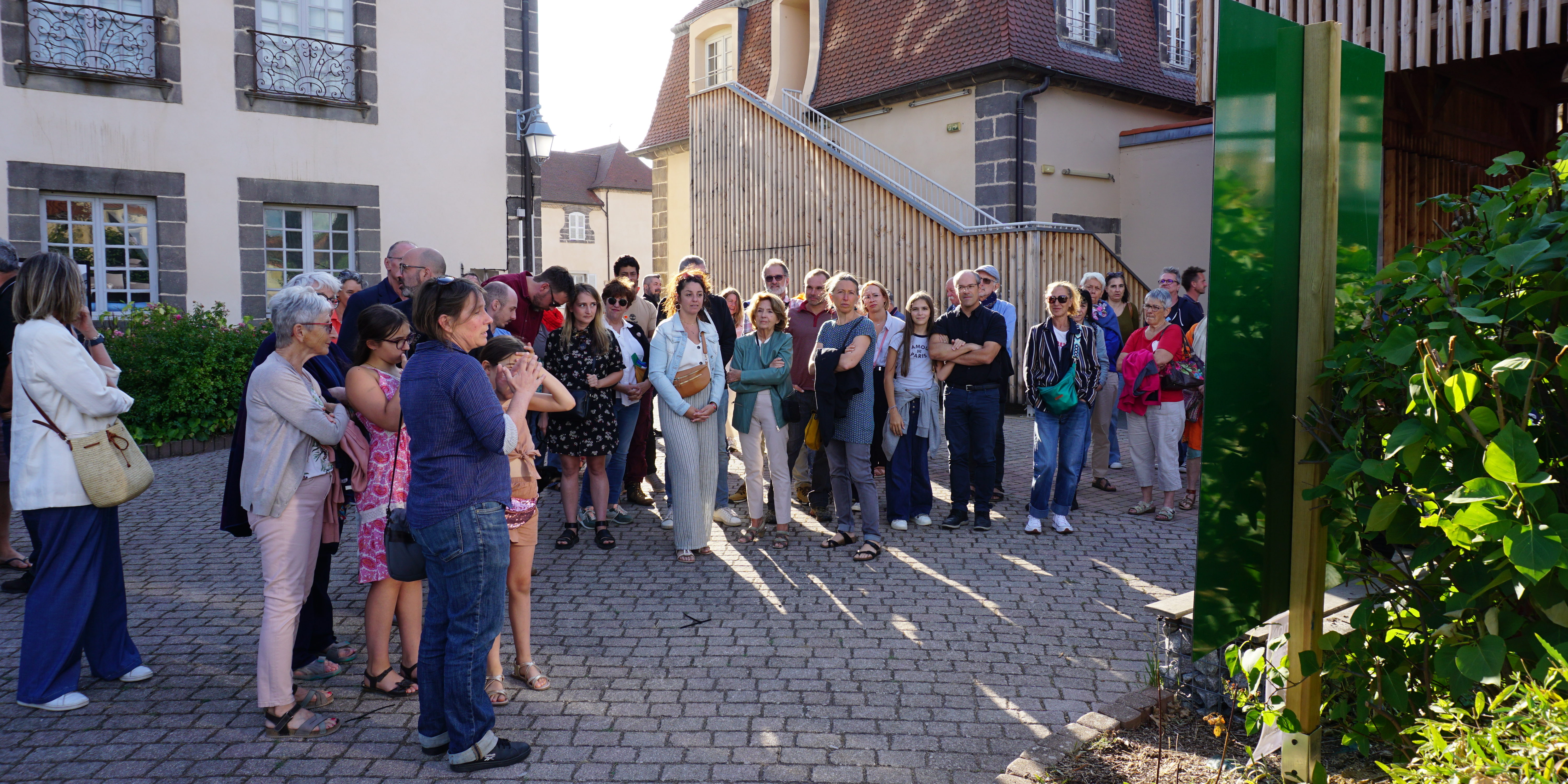Claude Lesbistrots : l’exposition qui célèbre les bistrots d’antan s’installe au Château des Capponi