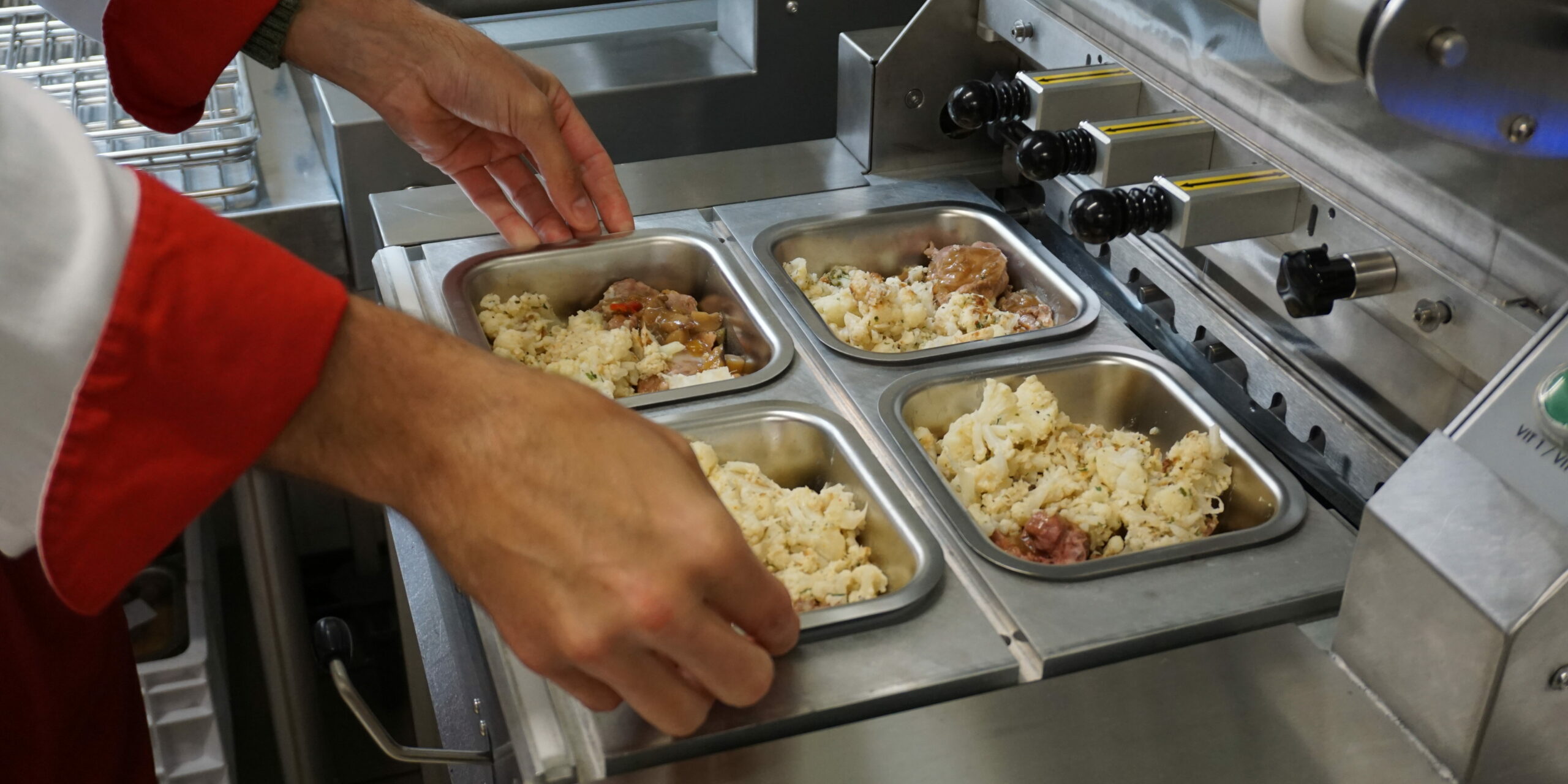 Portage de repas : les barquettes inox désormais adoptées